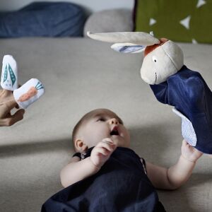 Doudou Marionnette d'éveil et de manipulation avec 2 marionnettes de doigt avec du papier bruissant. 36 cm. Collection Gabin Lapin