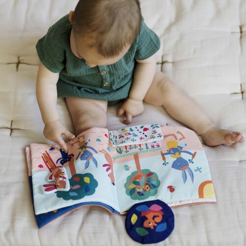 Livre d'éveil et d'activités en tissu pour bébé. Grelot, Pouet, Papier bruissant Format : 20x 20 cm. Collection GABIN LAPIN