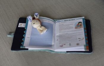 Protège carnet de santé et doudou jouet d 'éveil et de manipulation avec sa marionnette de doigt, format 22 x 17 cm. Coll GABIN LAPIN 2