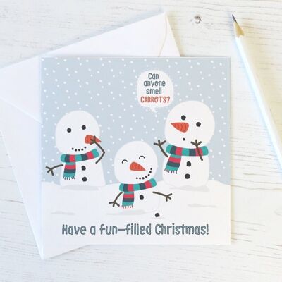 Qualcuno può sentire l'odore delle carote? Cartolina di Natale divertente del pupazzo di neve