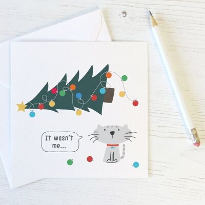 Tarjeta divertida del gato y del árbol de navidad "No fui yo!"