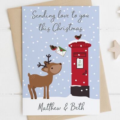 Cartolina di Natale personalizzata con renne e cassetta delle lettere "Sending Love this Christmas".