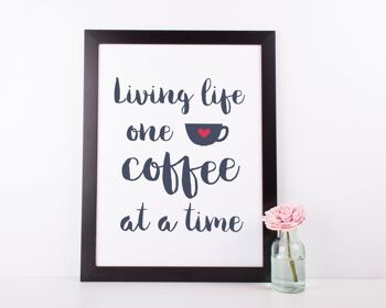 Impression cadeau amusante 'Living Life One Coffee At A Time' pour les amateurs de café, une nouvelle maison ou un cadeau d'amitié - Impression A3 uniquement (20,00 £) 1