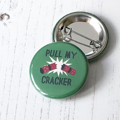 Insigne de bouton de Noël grossier "Pull My Cracker" - un superbe insigne de Noël pour les fêtes de bureau, le père Noël secret ou comme remplisseur de bas !