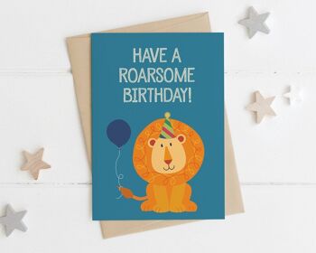 Carte d'anniversaire mignonne de jeu de mot de lion « ayez un anniversaire roarsome ! 1