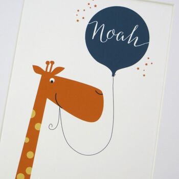 Impression de girafe pour enfants - impression personnalisée bleue - décor de pépinière - cadeau de bébé garçon - cadeau de baptême - art personnalisé - décor d'enfants - Impression A4 non montée (18,00 £) Ballon rouge 3