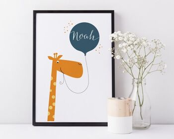 Impression girafe pour enfant - impression personnalisée bleue - déco chambre d'enfant - cadeau bébé garçon - cadeau baptême - art personnalisé - déco enfant - Monté 30x40cm (25,00 €) Ballon Rouge 1