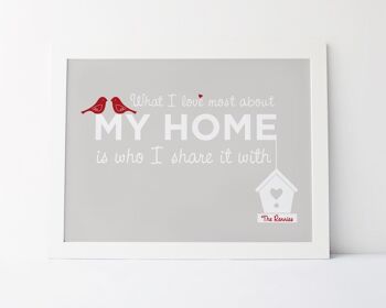 Home Love Print 'Ce que j'aime le plus dans ma maison, c'est avec qui je la partage' - impression personnalisée gris rouge - cadeau de pendaison de crémaillère - cadeau de décoration - Impression A4 non montée (18,00 £) 1