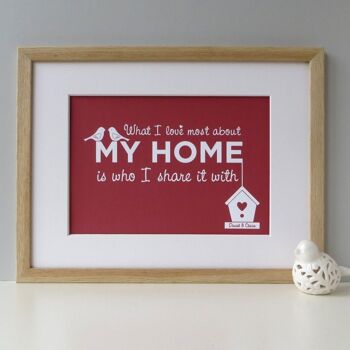 Home Love Print « Ce que j'aime le plus dans ma maison, c'est avec qui je la partage » - impression personnalisée rouge - cadeau de pendaison de crémaillère - décoration - maison - cadre noir + support (60,00 £) 3