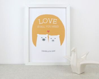 Cute Bear Love Print 'Love Is All You Need' - jaune soleil - Impression personnalisée - cadeau d'anniversaire - cadeau de mariage - 7 couleurs - valentine - Impression A4 non montée (17,95 £) Rouge 1
