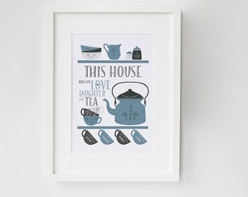 Scandi Teapot Family Tea Print - Impression familiale personnalisée - cadeau de pendaison de crémaillère - nouveau cadeau à la maison - impression d'art de thé - cadeau pour maman - amateur de thé - Impression en monture blanche (25,00 £) Bleu - 3 tasses 6