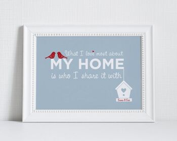 Home Love Print « Ce que j'aime le plus dans ma maison, c'est avec qui je la partage » - impression personnalisée bleue - cadeau de pendaison de crémaillère - décoration - maison - Impression A4 non montée (18,00 £) 1