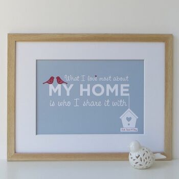 Home Love Print « Ce que j'aime le plus dans ma maison, c'est avec qui je la partage » - impression personnalisée bleue - cadeau de pendaison de crémaillère - décoration - maison - Impression A4 non montée (18,00 £) 2