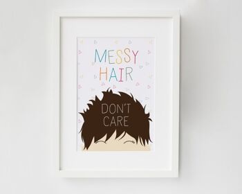 Décoration de chambre d'enfant 'Messy Hair Don't Care' - Impression encadrée en chêne (60,00 £) Rouge 1