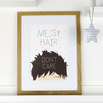 Décoration de chambre d'enfant 'Messy Hair Don't Care' - Impression encadrée en chêne (60,00 £) Rouge 2