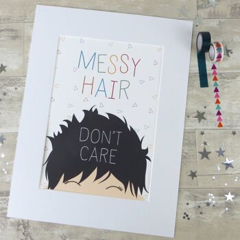 Décoration de chambre d'enfant 'Messy Hair Don't Care' - Impression encadrée en chêne (60,00 £) Rouge 5