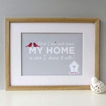 Home Love Print « Ce que j'aime le plus dans ma maison, c'est avec qui je la partage » - impression personnalisée vert sauge - cadeau de pendaison de crémaillère - décoration d'intérieur - Impression encadrée en chêne (54,95 £) 2