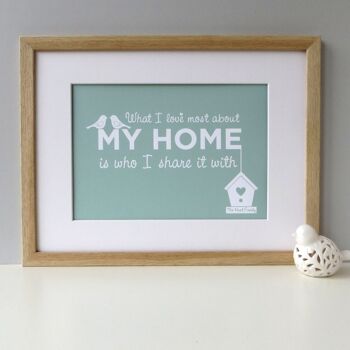 Home Love Print « Ce que j'aime le plus dans ma maison, c'est avec qui je la partage » - impression personnalisée vert sauge - cadeau de pendaison de crémaillère - décoration d'intérieur - Impression encadrée en chêne (54,95 £) 3