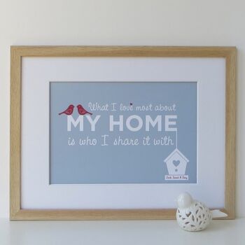 Home Love Print « Ce que j'aime le plus dans ma maison, c'est avec qui je la partage » - impression personnalisée vert sauge - cadeau de pendaison de crémaillère - décoration d'intérieur - Impression encadrée en chêne (54,95 £) 4