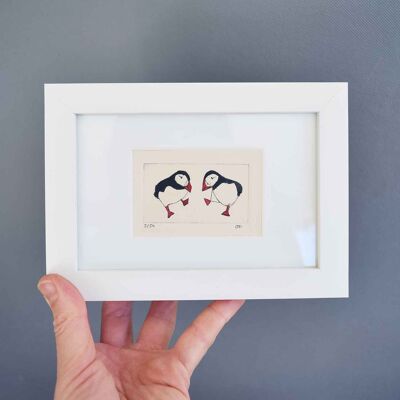 Dos frailecillos bailarines - impresión collagraph en un marco blanco