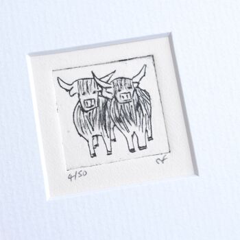 Deux vaches des hautes terres se tenant à proximité - mini collagraphie imprimée dans un cadre blanc 2