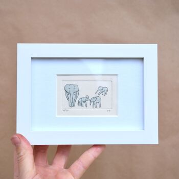 Éléphant et trois jeunes - collagraphie imprimée dans un cadre blanc 1