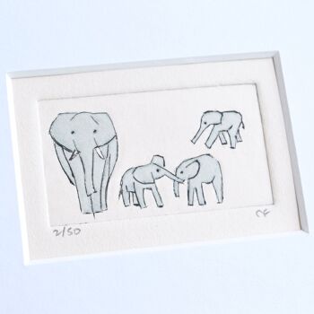 Éléphant et trois jeunes - collagraphie imprimée dans un cadre blanc 2