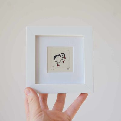 Frailecillo danzante, mirando hacia la derecha: impresión de mini colagrafía en un marco blanco