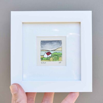Casa de campo escocesa con techo rojo: impresión mini collagraph en un marco blanco
