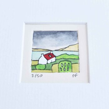 Cottage écossais au toit rouge - mini collagraphie imprimée dans un cadre blanc 2