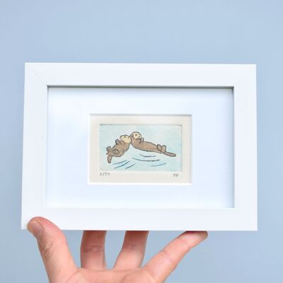 Dos nutrias marinas - impresión collagraph en un marco blanco