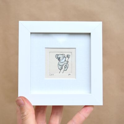 Koala - impresión mini collagraph en un marco blanco