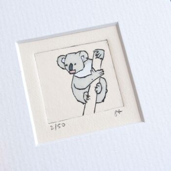 Koala - mini collagraphie imprimée dans un cadre blanc 2