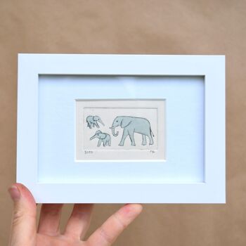 Éléphant et deux jeunes (au-dessus et au-dessous) - impression collagraphique dans un cadre blanc 1