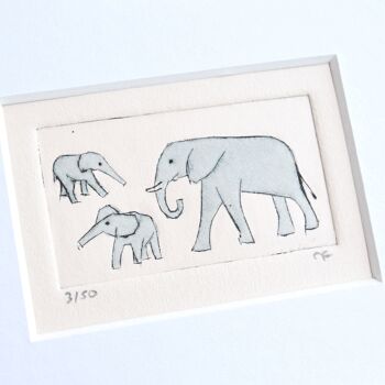Éléphant et deux jeunes (au-dessus et au-dessous) - impression collagraphique dans un cadre blanc 2