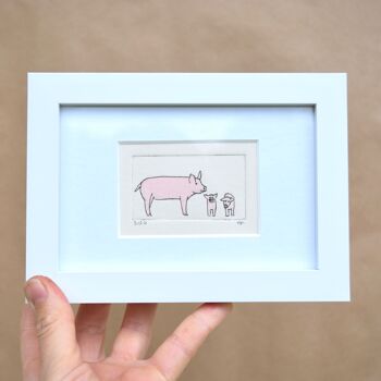 Cochon et deux jeunes - collagraphie imprimée dans un cadre blanc 1