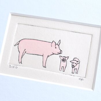 Cochon et deux jeunes - collagraphie imprimée dans un cadre blanc 2