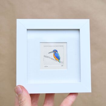 Kingfisher - mini collagraphie imprimée dans un cadre blanc 1