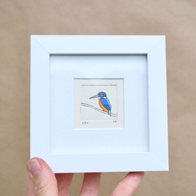 Kingfisher - Mini-Collagraph-Druck in einem weißen Rahmen