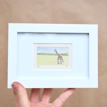 Girafe - collagraphie imprimée dans un cadre blanc 1