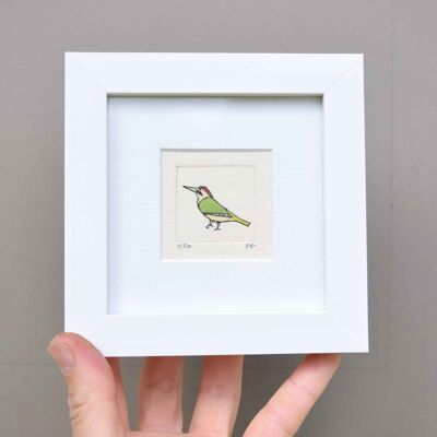 Pájaro carpintero verde - impresión mini collagraph en un marco blanco