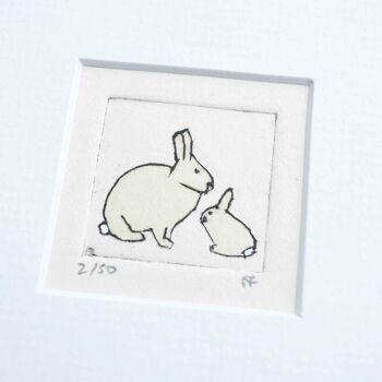 Lapin sauvage et lapin - mini collagraphie imprimée dans un cadre blanc 2