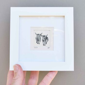 Deux vaches highland - mini collagraphie imprimée dans un cadre blanc 1