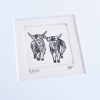 Deux vaches highland - mini collagraphie imprimée dans un cadre blanc 2
