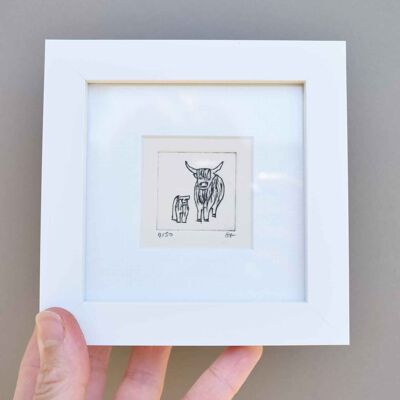 Vache et veau Highland - mini collagraphie imprimée dans un cadre blanc
