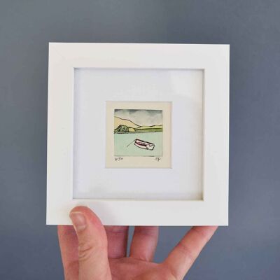 Piccola barca a remi - mini collagrafia stampata in una cornice bianca