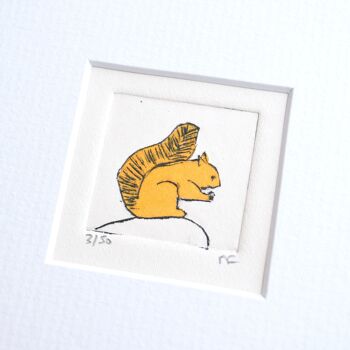Écureuil roux assis sur un rocher - mini collagraphie imprimée dans un cadre blanc 2