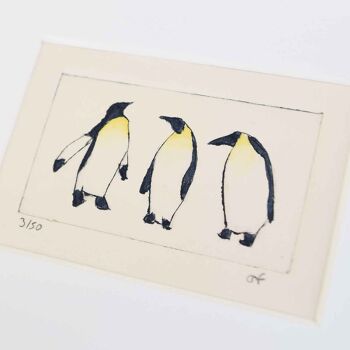 Trois pingouins - collagraphie imprimée dans un cadre blanc 2