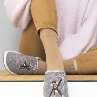 Just hang out Mouse gray felt slippers