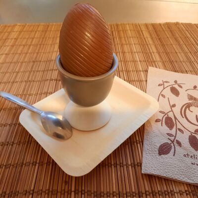 PASQUA BIOLOGICA - Portauovo in ceramica con uovo di cioccolato pralinato alla nocciola